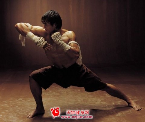 中国功夫对泰拳，挑战百悲史 鹤拳高手曾身亡