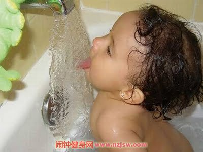 怎样给新生儿宝宝喂水